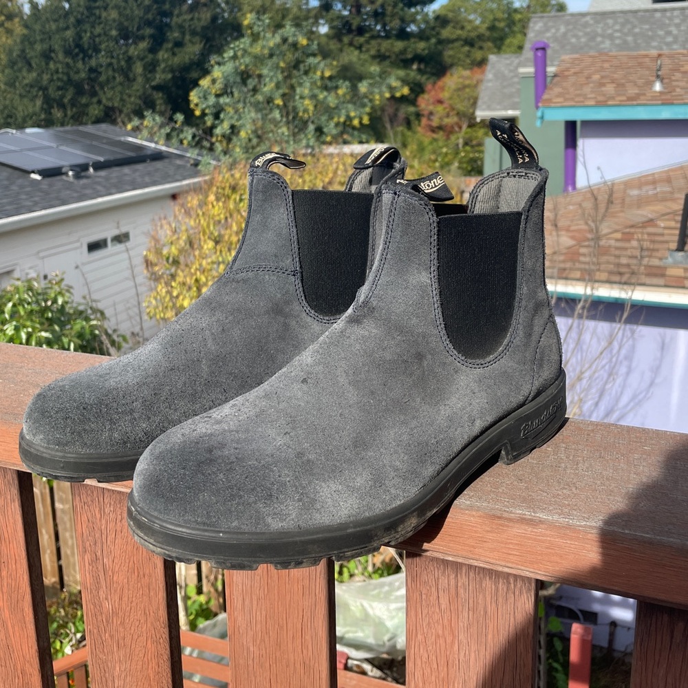 Blundstones men’s size 11 boots. Nearly new condition. Light wear.